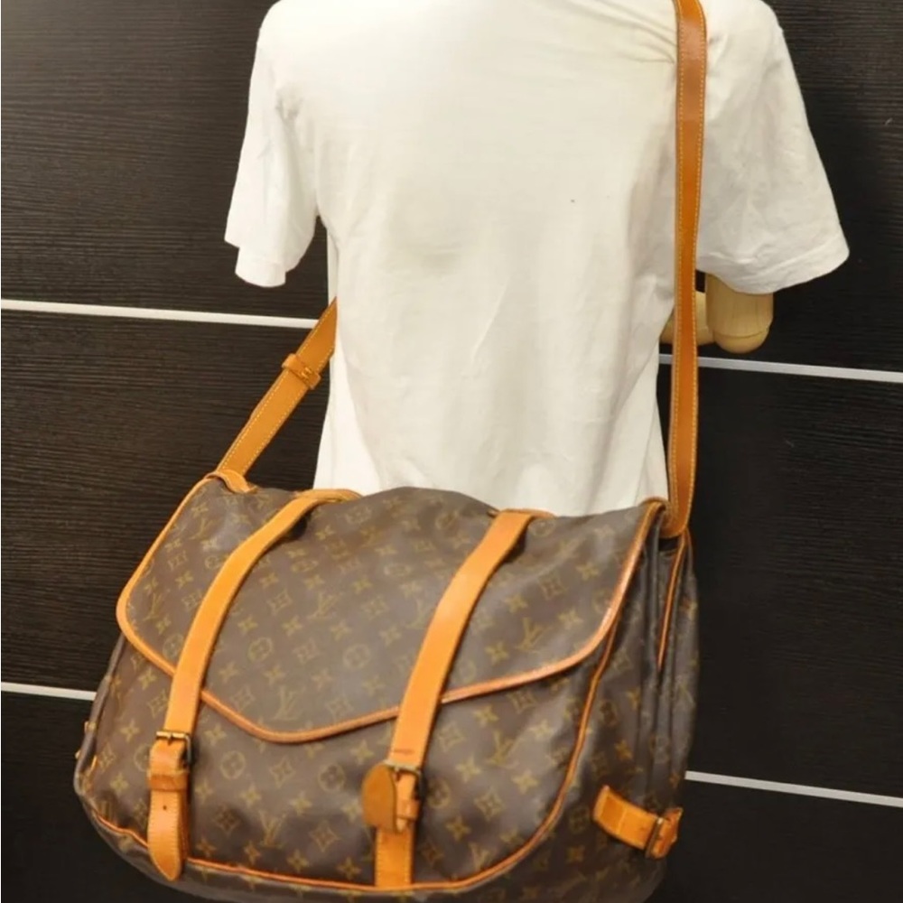 #82 Authentic Louis Vuitton Monogram Saumur 43 Shoulder Cross Body Bag